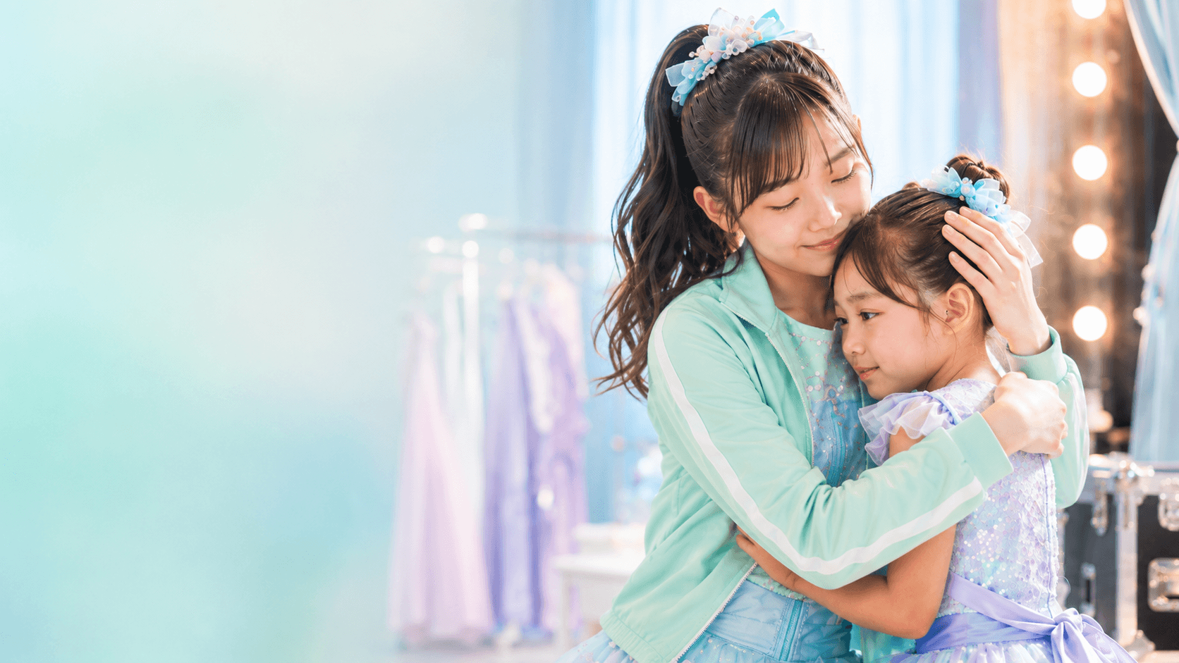 出演前の子どもをそっと安心させる、NEKKYOWの記録写真・映像案内イメージ